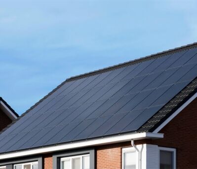 Panneaux photovoltaïques résidentiels installés sur un toit sous le soleil
