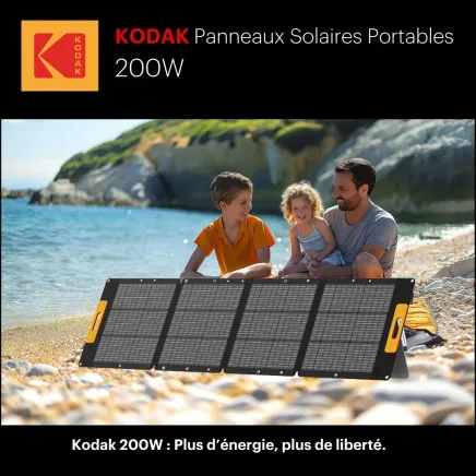 Père et ses deux enfants assis derrière le panneau solaire portable Kodak 200W au bord du lac