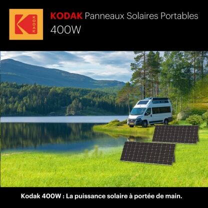 Fourgon aménagé garé près d'un lac et des montagnes, avec deux panneaux solaires portables Kodak 400W placés au bord du lac.