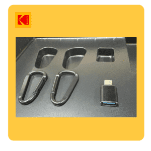Accessoires inclus avec le panneau solaire portable KODAK 36 W – mousquetons et adaptateur USB-C