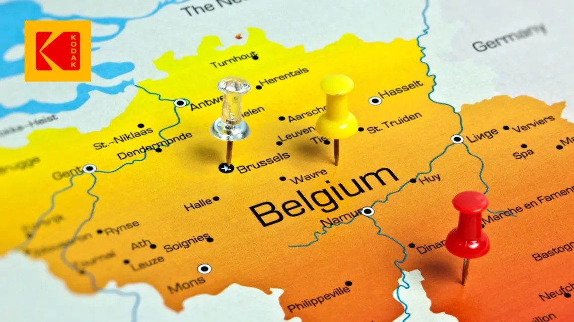 Trois épingles communes, épinglées sur une carte autour de la Belgique.