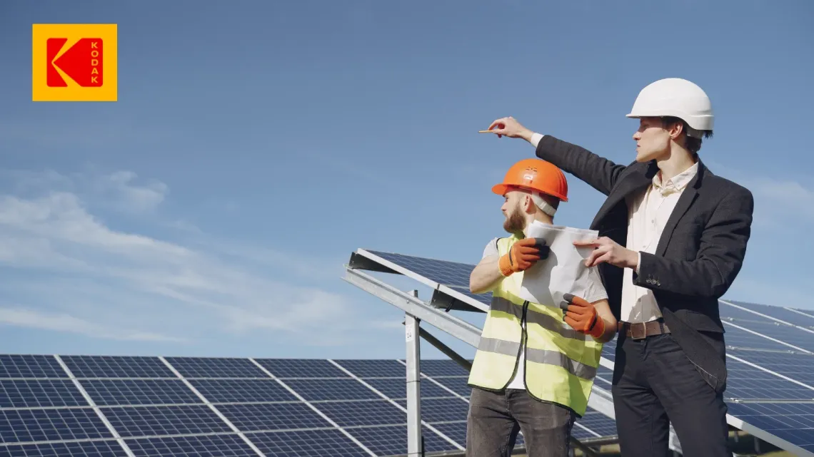Ingénieur et expert Kodak installant stratégiquement les solutions solaires Kodak.