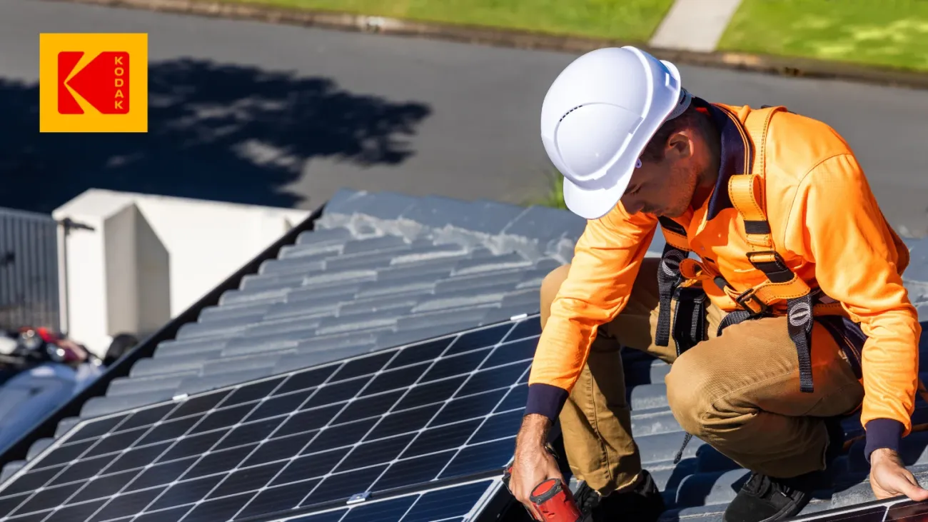Installer  de panneaux solaires Kodak installant un système de montage solaire